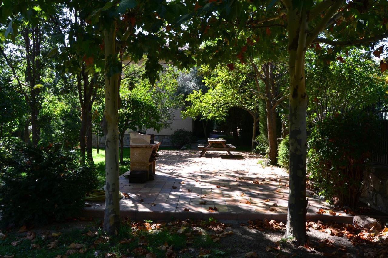 Casa Rural El Trepador Azul Futbolin Barbacoa 8 Personas Becerril de la Sierra Exterior photo