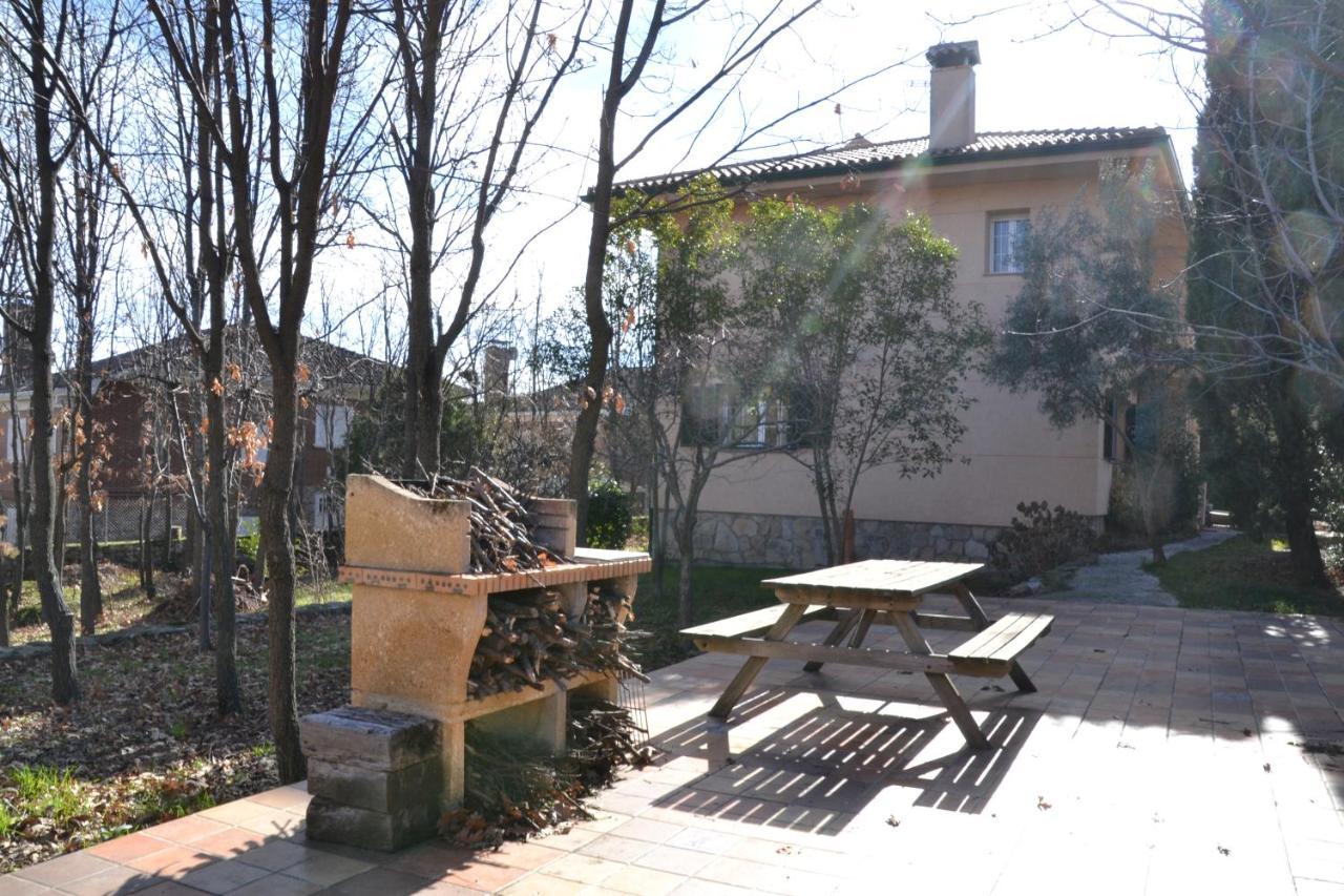 Casa Rural El Trepador Azul Futbolin Barbacoa 8 Personas Becerril de la Sierra Exterior photo